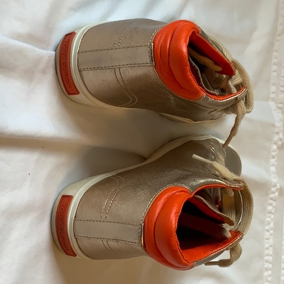 Tory Burch womans 7.5 low tip gold sneaker - Picture 7 of 8